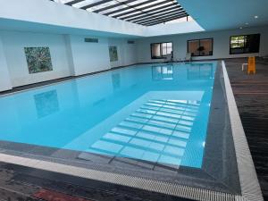 a large swimming pool with blue water at Green Life Full Amenities in Punta del Este