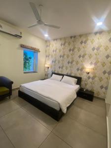 Giường trong phòng chung tại Hotel Cedar