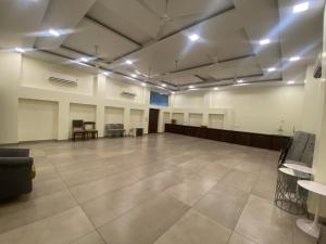 una grande camera vuota con un grande pavimento piastrellato di Hotel Cedar a Jaipur