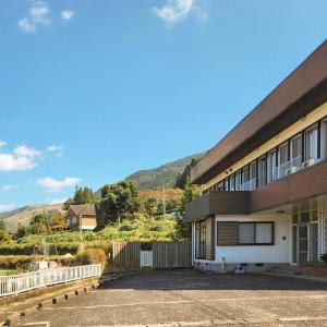 由布市Yufuin Monday 湯布院マンデー的一座山底建筑