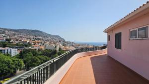 d'un balcon offrant une vue sur l'océan. dans l'établissement Garden and Seaview Apartment - Free Parking, à Funchal