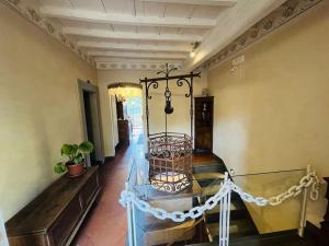 菲耶索萊的住宿－Casa Sofia，配有一张玻璃桌的床的房间