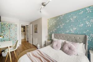 Säng eller sängar i ett rum på Modern 1 Bed Apartments Near Middlesex Uni in Hendon