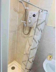 y baño con ducha, aseo y lavamanos. en Nevis Rooms - Self check in with free onsite Parking, en Inverlochy