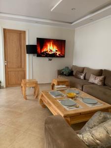 un salon avec un canapé et une cheminée dans l'établissement Appartement Yassine, à Essaouira