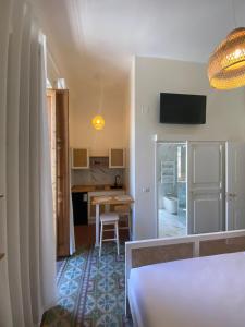 een kamer met een keuken en een tafel in een kamer bij Ca' Amaranta in Margherita di Savoia