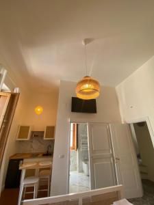 una cocina con una lámpara de araña colgada del techo en Ca' Amaranta en Margherita di Savoia