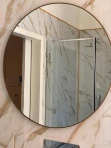 einen Spiegel an der Wand im Bad in der Unterkunft Ca' Amaranta in Margherita di Savoia