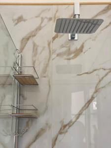 een douche met twee planken en een glazen deur bij Ca' Amaranta in Margherita di Savoia
