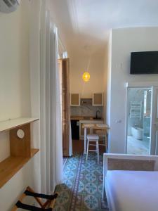 een kamer met een keuken en een eetkamer bij Ca' Amaranta in Margherita di Savoia