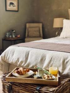- un plateau de nourriture sur une table à côté d'un lit dans l'établissement Villa Maskali, à Cuxac-dʼAude