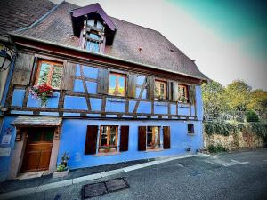 凱澤貝爾的住宿－La jolie maison bleue avec terrasse，蓝色的建筑,设有窗户和屋顶