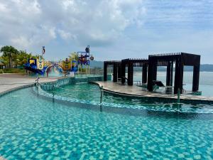 un parque acuático con parque infantil y tobogán acuático en KUANTAN Imperium Residence, en Kuantan