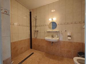 een badkamer met een wastafel en een douche bij Buitengoed de Panoven in Zevenaar