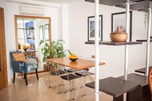 eine Küche mit einem Tisch und Stühlen sowie ein Esszimmer in der Unterkunft Acogedor apartamento en Vallada in Vallada