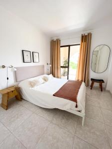 - une chambre blanche avec un grand lit et un miroir dans l'établissement Wait N Sea - T1 Salgados, à Guia
