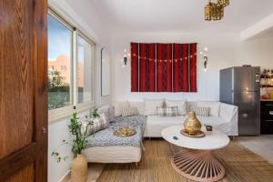 ein Wohnzimmer mit einem Sofa und einem Tisch in der Unterkunft Makadi Heights Elite Residence - Hurghada, Red Sea in Hurghada