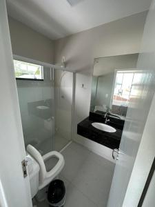 a bathroom with a toilet and a sink at Apartamento Frente Mar na Baía de Porto Belo in Porto Belo