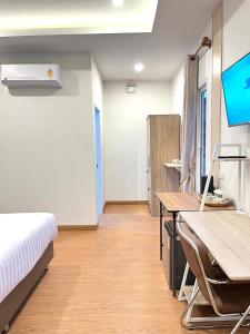 Koh Yao Modern Inn -SHA Plus的电视和/或娱乐中心