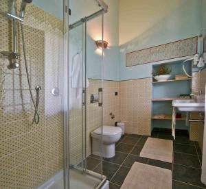 ラ・モッラにあるCasa Nalinのシャワー、トイレ、洗面台を備えたバスルーム