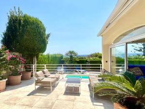 Balkón alebo terasa v ubytovaní Villa Catalina Stunning 4bedroom villa with air conditioning sea views & private swimming pool ideal for families