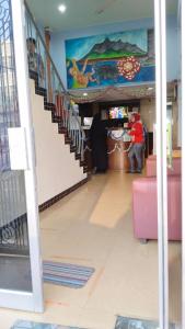 un pasillo de una tienda con escaleras y un mural en SUSAN HOTEL SEAFRONT, en Sandakan