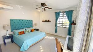 Łóżko lub łóżka w pokoju w obiekcie Nice CONDO close to the Beach Puerto Morelos- Ground Floor-King