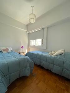 1 dormitorio con 2 camas y ventana en El 10 de Telmo en Buenos Aires