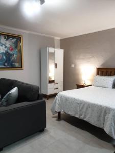 una camera con letto e divano di Sunflower Self-Catering a Walvis Bay