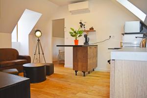 a living room with a table with a plant on it at Gîte La Capucine in Saint-Avertin