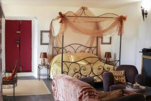 a bedroom with a bed with a canopy at Chambre d'Hôtes La Marlotte in Castello-di-Rostino