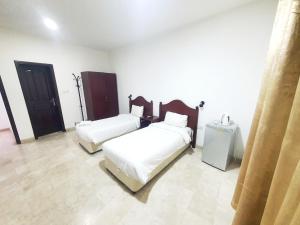 Ένα ή περισσότερα κρεβάτια σε δωμάτιο στο Al Reef Hotel Suits