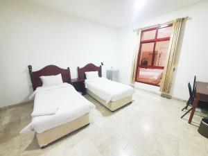 Ένα ή περισσότερα κρεβάτια σε δωμάτιο στο Al Reef Hotel Suits