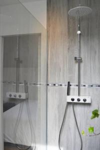 サン・タヴェルタンにあるGîte le Saint-Honoréのバスルーム(洗面台2台、ガラス張りのシャワー付)