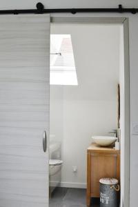 uma casa de banho branca com um WC e um lavatório em Gîte le Saint-Honoré em Saint-Avertin