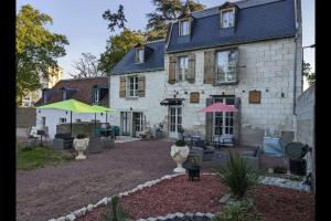 a house with two umbrellas in front of it at Gîte le Saint-Honoré in Saint-Avertin