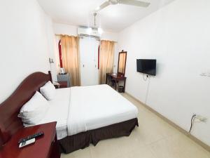 Μια τηλεόραση ή/και κέντρο ψυχαγωγίας στο Al Reef Hotel Suits