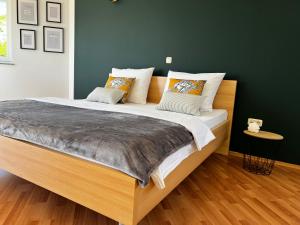 Postel nebo postele na pokoji v ubytování Kavajin Rooms