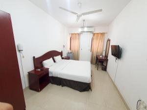 Ένα ή περισσότερα κρεβάτια σε δωμάτιο στο Al Reef Hotel Suits