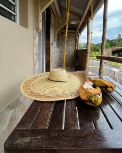 ein Strohhut auf der Veranda eines Hauses in der Unterkunft Logis Colibri du Morne Jacob, Le Morne-Rouge Martinique in Le Morne Rouge