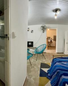 Zimmer mit einem Bett, einem Tisch und einem Ventilator in der Unterkunft Logis Colibri du Morne Jacob, Le Morne-Rouge Martinique in Le Morne Rouge