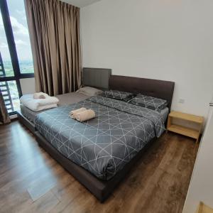 een slaapkamer met een bed met 2 kussens erop bij Mupify Homestay Jazz Suites 4 in Kuching