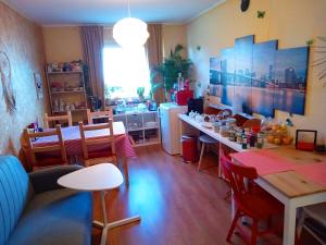 cocina y comedor con mesa y sillas en B&B De Zonnepoort vzw, en Hasselt