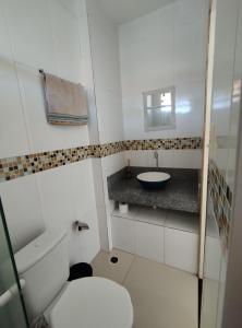 uma pequena casa de banho com WC e lavatório em Apto 2/4 completo em Serrinha