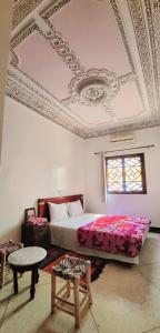 sypialnia z łóżkiem i kasetonowym sufitem w obiekcie Riad Marrakech Medina w Marakeszu