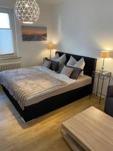 a bedroom with a large bed in a room at Schöne 2,5 Zimmer Wohnung in Dortmund-Hörde Phönix! in Dortmund