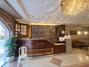 eine Lobby mit einem Klavier in einem Hotelzimmer in der Unterkunft شقق درة الصالحين in Mekka