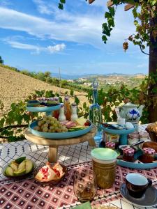 Bed and Adventure Tramontana Resort - Casetta & Wellness في Castilenti: طاولة عليها أطباق من الطعام فوق طاولة