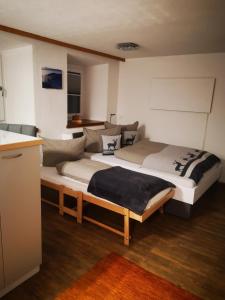 A bed or beds in a room at Haus Crestas