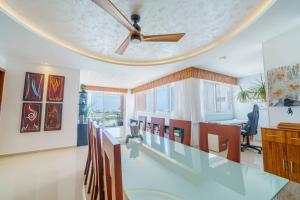 un ufficio con ventilatore a soffitto e scrivania di Luxury 4 Bedroom Penthouse with Private Jacuzzi steps from hotel zone a Cancún